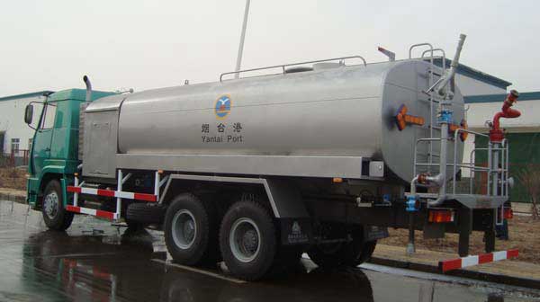 中國重汽集團(tuán)濟(jì)南專用車有限公司生產(chǎn)的多功能消防灑水車