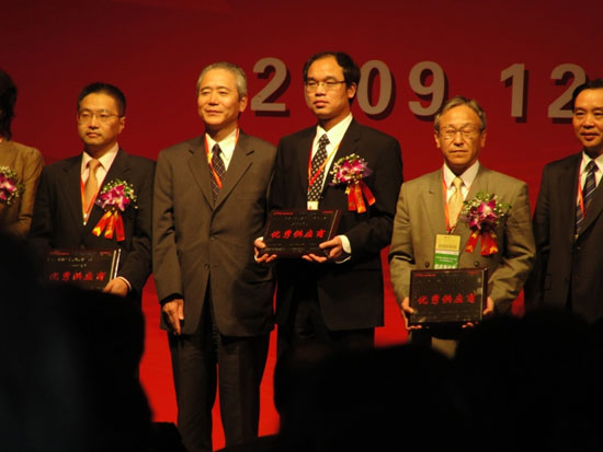 Davy Ou (中)，格蘭海芬中國區(qū)總經(jīng)理，領(lǐng)取廣汽本田優(yōu)秀供應(yīng)商獎(jiǎng)