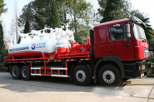 江漢石油管理局第三機(jī)械廠新品洗井車交付使用