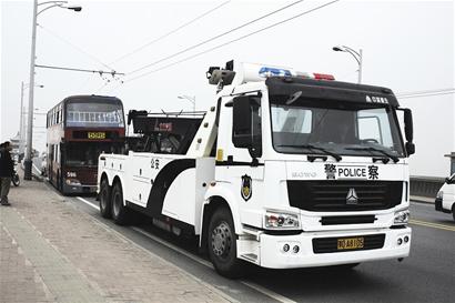 重型清障車亮相江城