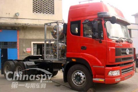湖北三環(huán)首輛征騰液化天然氣牽引車