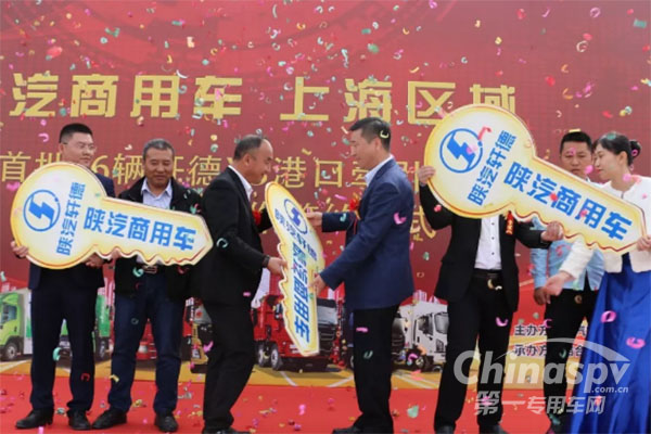 36輛陜汽軒德港口牽引車“驚艷”上海港