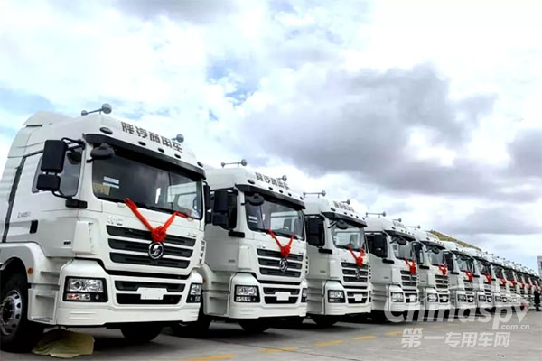 36輛陜汽軒德港口牽引車“驚艷”上海港