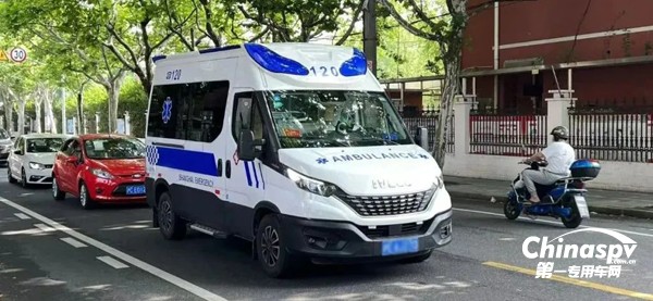 依維柯DAILY底盤改裝的救護車