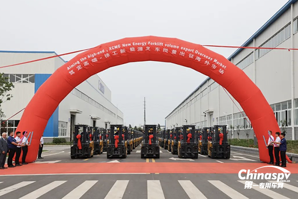 百臺齊發(fā)！徐工鯤鵬電動(dòng)叉車啟航海外