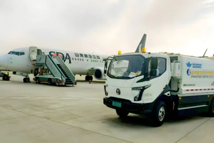 硬核啟航！五征純電動壓縮式垃圾車交付山航，開啟綠色地面保障新篇章