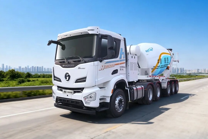 中集·陜汽一體化混動牽引攪拌車，裝得多、跑得遠(yuǎn)，運輸更省心