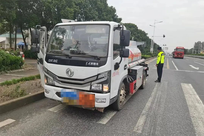 江陰查處一?；奋囕v未配備押運員、未提供貨物運單