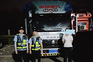 “桶原料”實(shí)為危險(xiǎn)品！司機(jī)主動(dòng)停運(yùn)舉報(bào)