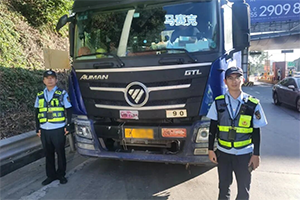 深圳查獲一?；奋?chē)輛未按規(guī)定懸掛警示標(biāo)志和制作運(yùn)單