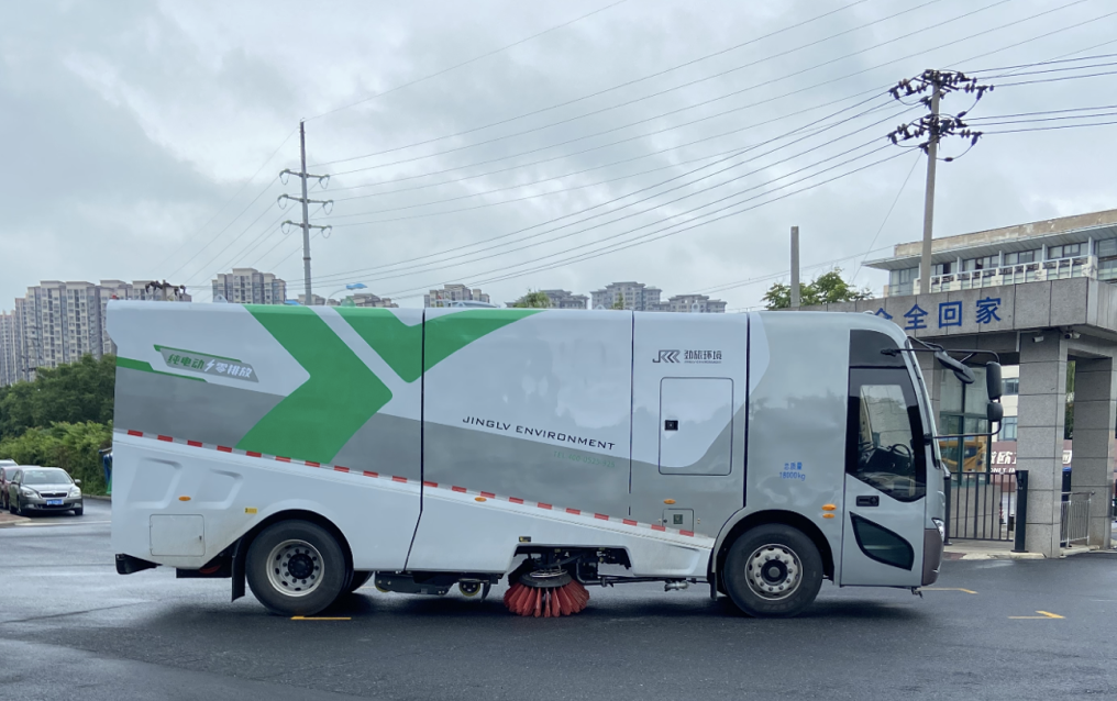 智啟未來(lái)！江淮純電動(dòng)18T洗掃車閃亮登場(chǎng)！