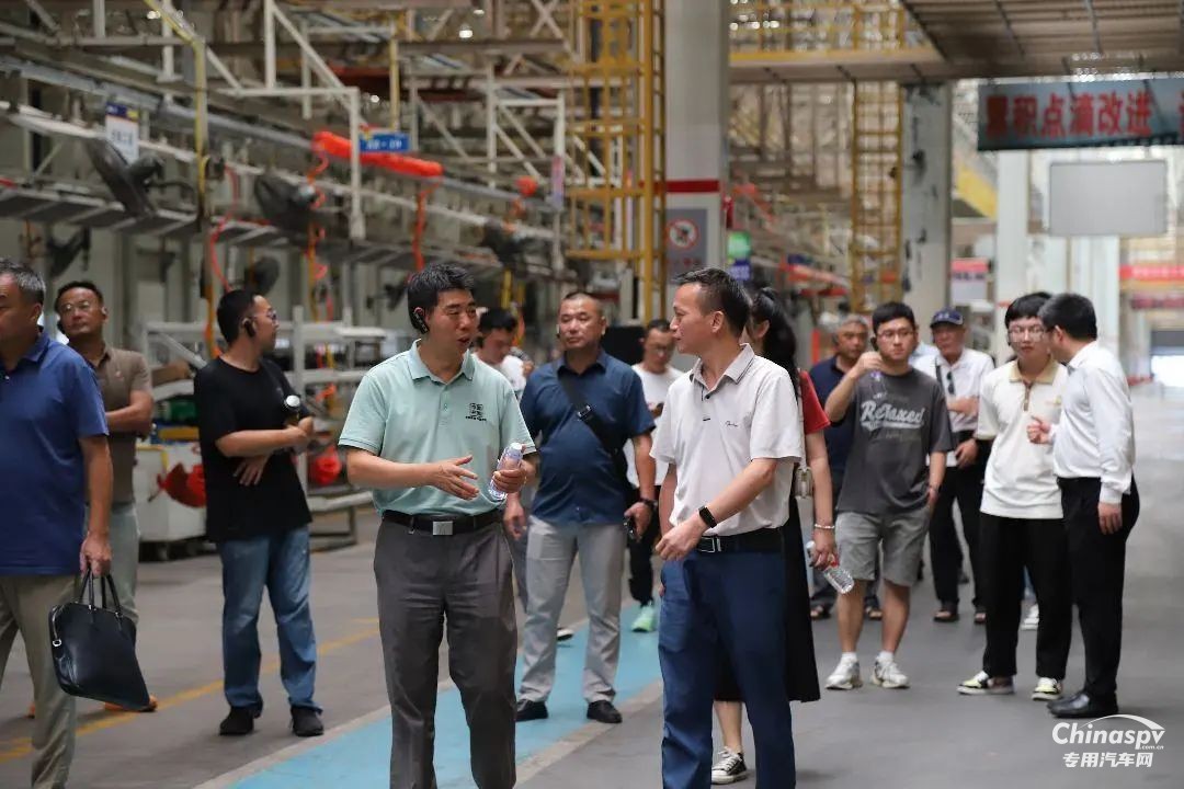 2024年8月15日，在蕪湖市發(fā)改委、市交通運(yùn)輸局、市運(yùn)管中心等部門的鼎力支持下，一場旨在促進(jìn)地方經(jīng)濟(jì)繁榮、深化制造與運(yùn)輸企業(yè)合作的交流會在聯(lián)合重卡舉行。