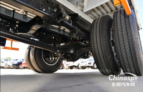 可載6人 翼放工程車(chē)以硬核實(shí)力助力電力搶修任務(wù)高效完成