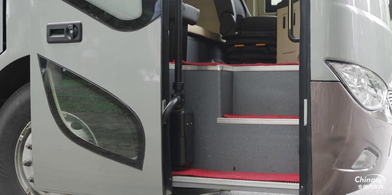 引領(lǐng)行業(yè)新風(fēng)潮，勁旅環(huán)境把洗掃車造成了大巴