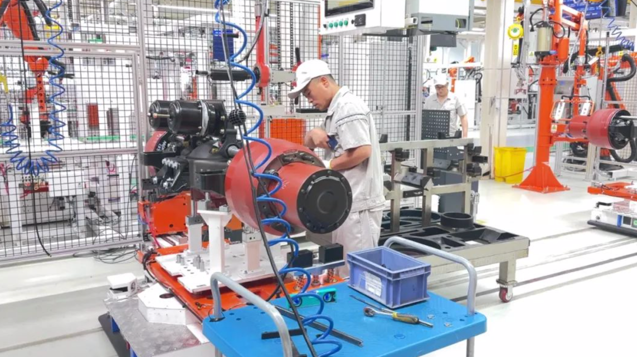 解放動力300輕量化輪減橋首臺B樣橋試裝成功