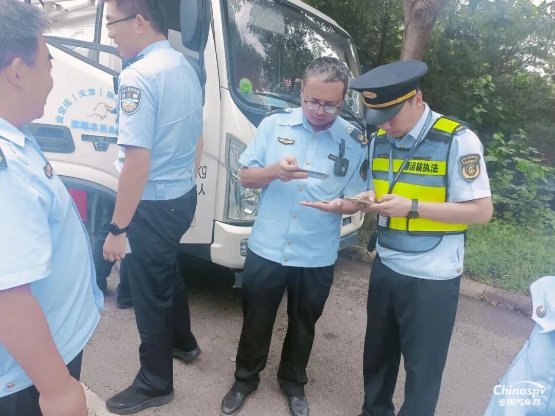 北京查獲一危貨駕駛員“無證上崗”違法行為