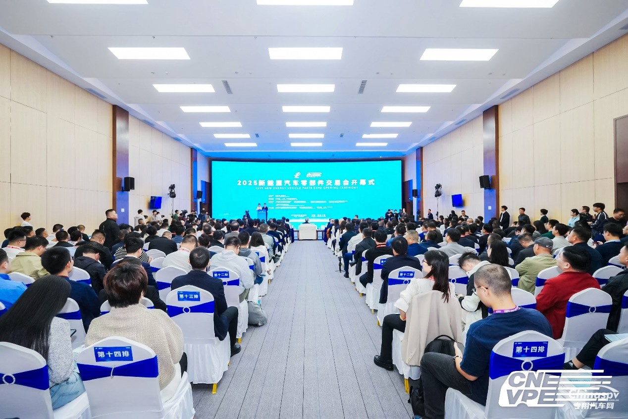 共繪產(chǎn)業(yè)新藍圖！東風商用車再度亮相十堰新能源汽車零部件交易會