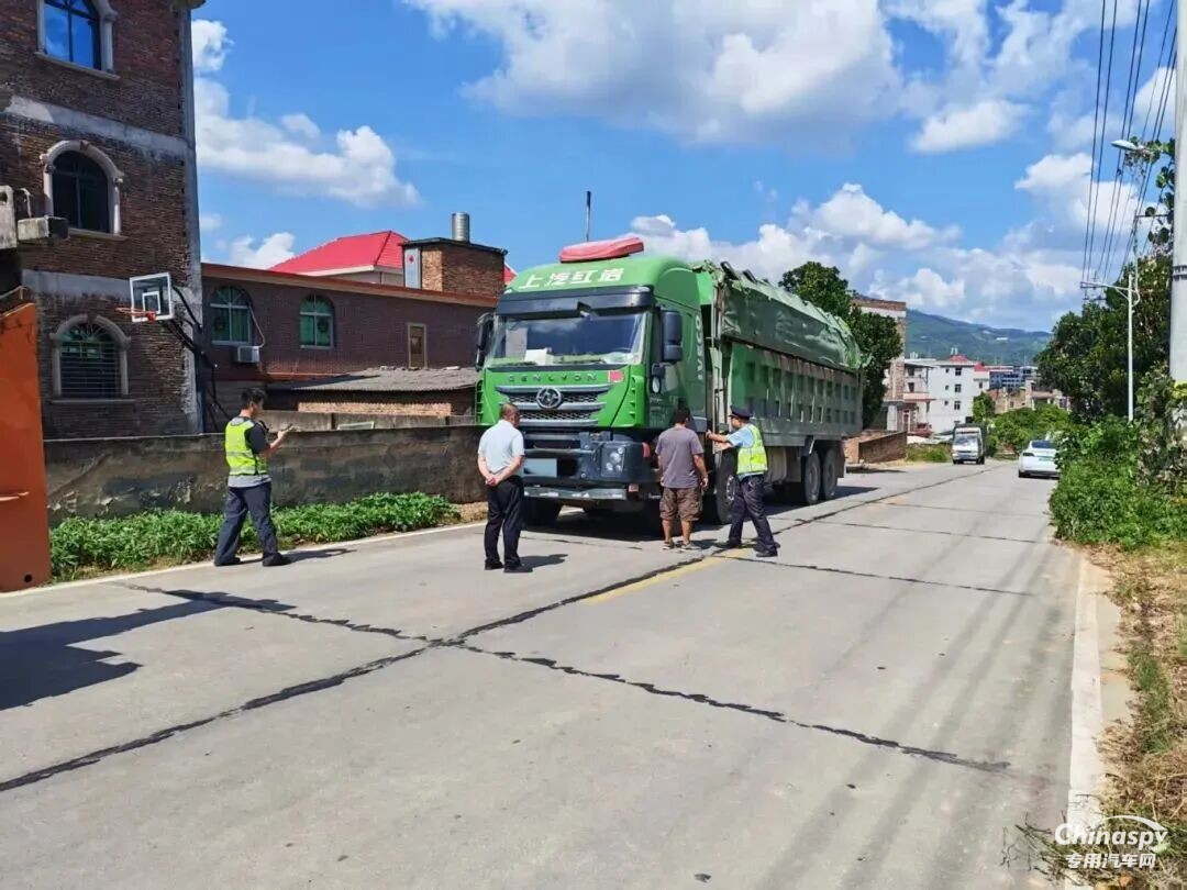 福建一廂式貨車違法運輸630公斤危險品被攔截