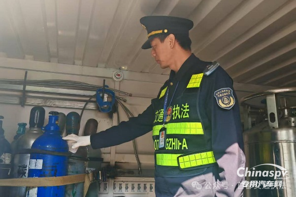 近日，北京市交通運輸綜合執(zhí)法總隊（下稱總隊）六支隊集中組織開展危險化學品運輸車輛安全檢查行動，以“嚴、細、實”的工作舉措，筑牢道路交通安全“防護網”。
