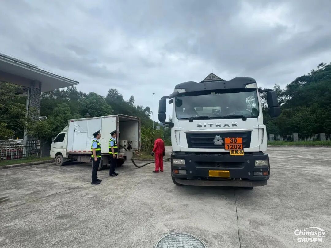 重慶當(dāng)場查獲非法運(yùn)輸柴油1000升