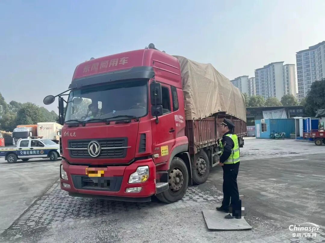 成都查獲一無證運20噸危險品+超限+報廢輪胎上路貨車