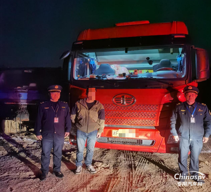 2025年12月8日晚，岳陽市交通運輸綜合行政執(zhí)法支隊云溪大隊根據(jù)群眾舉報線索，在G107勝利小區(qū)路段開展夜間突擊執(zhí)法，成功查獲一輛非法運輸煙花爆竹的普通廂式貨車。